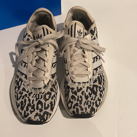 🎉SALE🎉ADIDAS Swift Run X Shoes - Picture 2 of 5